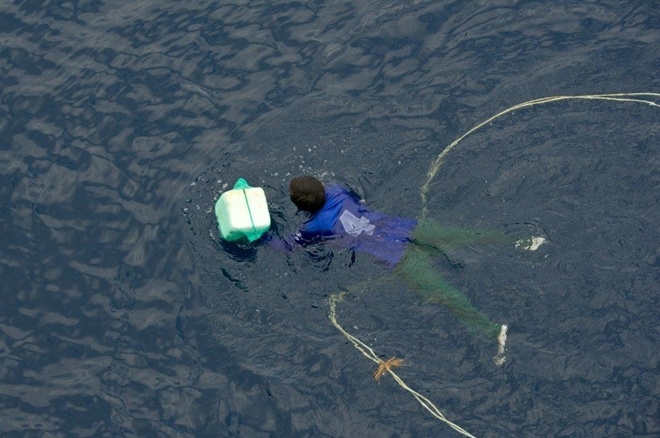 Cuu song thuyen vien roi xuong bien, troi dat hon 7 hai ly hinh anh