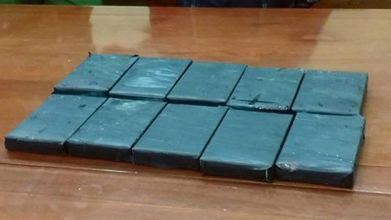 Giau 10 banh heroin trong xe may van khong qua duoc mat canh sat hinh anh