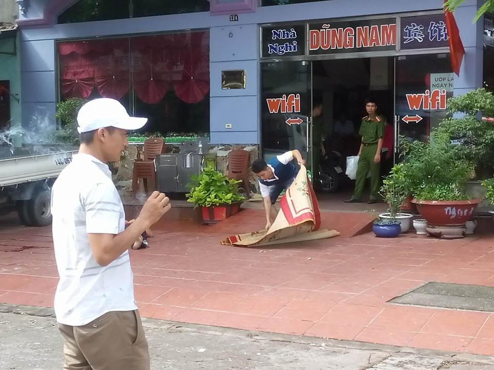 Nguoi dan ong ngoai quoc roi xuong sanh nha nghi tu vong hinh anh