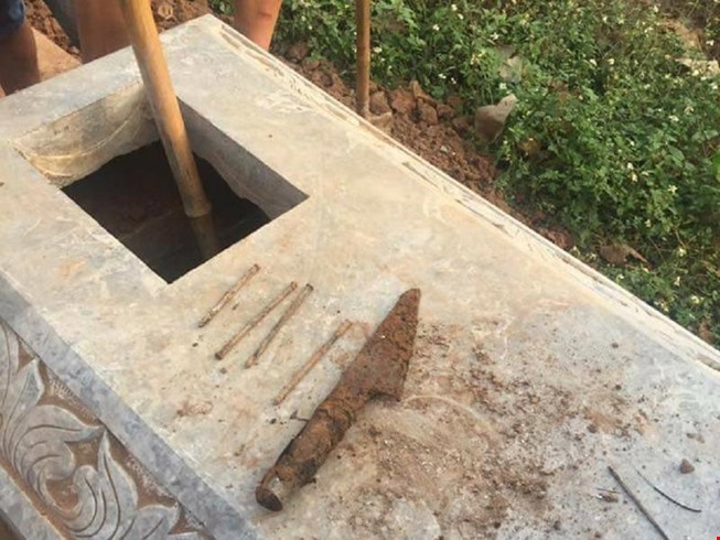 Dao mo nguoi chet de tim kiem 5,2 cay vang hinh anh