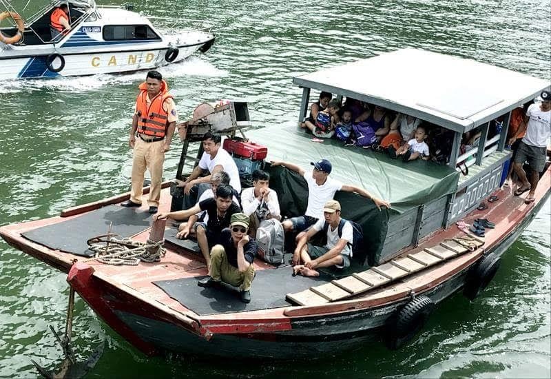 Bat giu tau khong phep cho 30 khach tham quan vinh Ha Long hinh anh