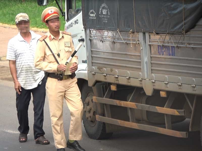 CSGT kiem tra chop nhoang trong 10 giay hinh anh