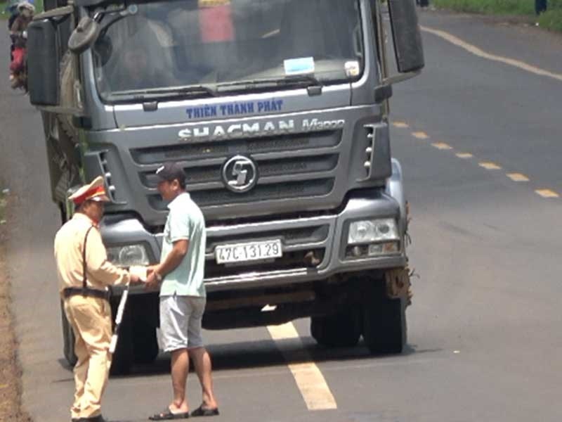 CSGT kiem tra chop nhoang anh 2