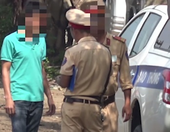 CSGT kiem tra xe trong vong 10 giay hinh anh