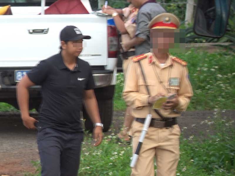 Quy trinh gap, mo so... gon le bat thuong cua CSGT hinh anh