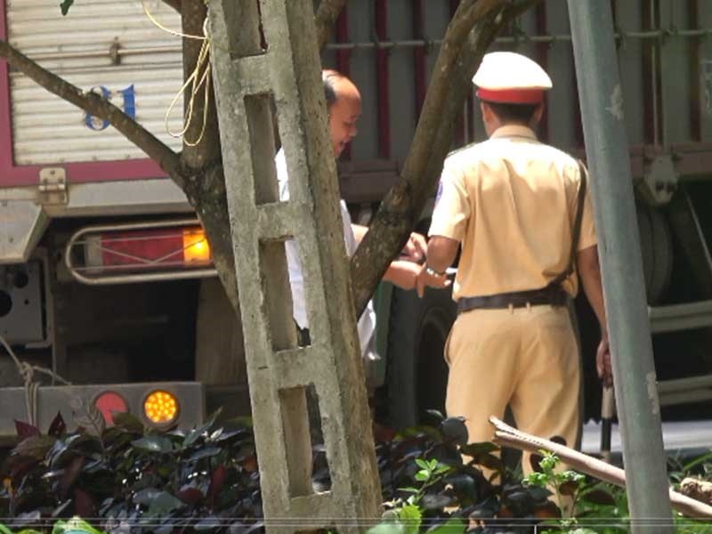 CSGT kiem tra giay to nhanh anh 1