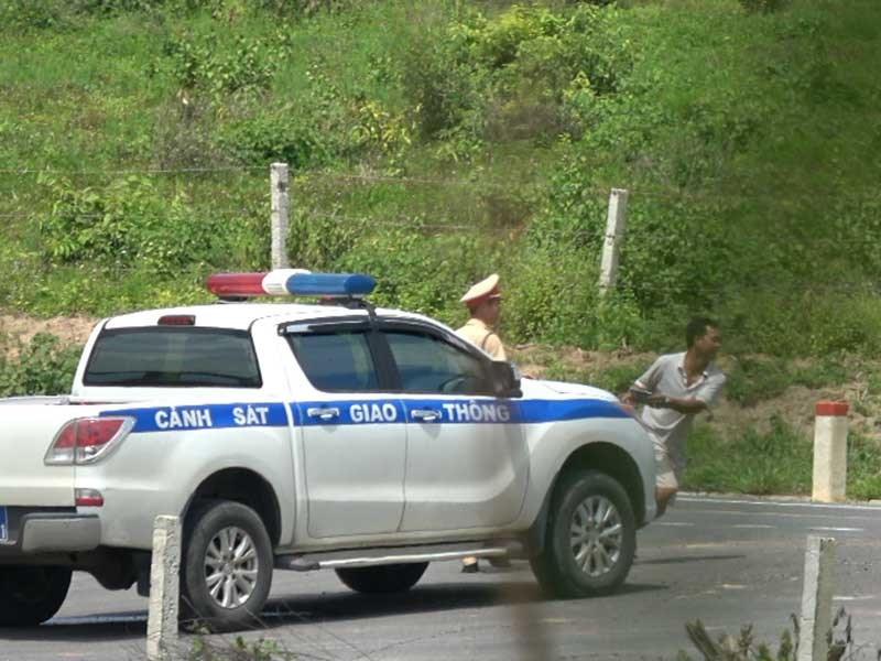 CSGT kiem tra giay to nhanh anh 2