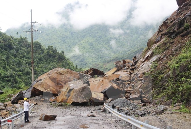 Sap cau Nam Ban tai Son La do nuoc lu tu thuong nguon do ve hinh anh