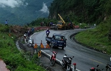 Oto tai lao xuong vuc sau 40 m hinh anh