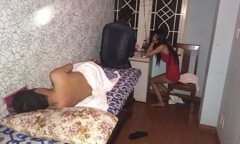 Danh cong an khi bi bat qua tang dang 'vui ve' cung gai la hinh anh