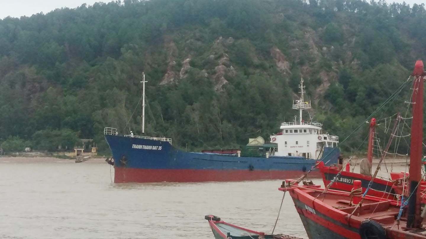 Tau chim tai Nghe An: Cuu duoc 7 thuyen vien, phat hien 3 thi the hinh anh