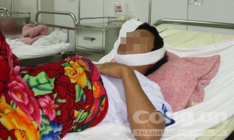 Kiem lam no sung ngan 2 ke vac kiem vao tru so danh nguoi hinh anh