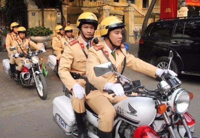 De nghi tang quyen su dung sung cho CSGT hinh anh
