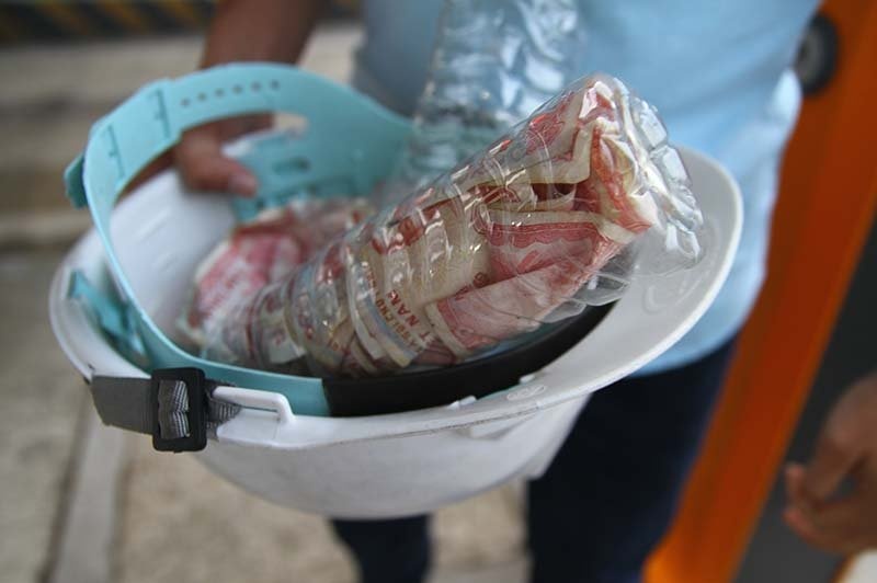 Tai xe dung tien le mua ve qua tram BOT Cai Lay co vi pham? hinh anh