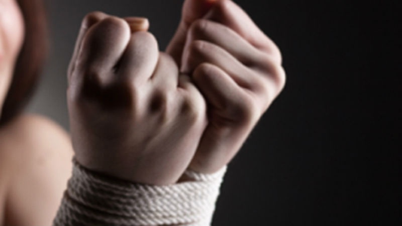 Nu tiep vien 15 tuoi bi giang ho bat coc, khong che 3 ngay dem hinh anh