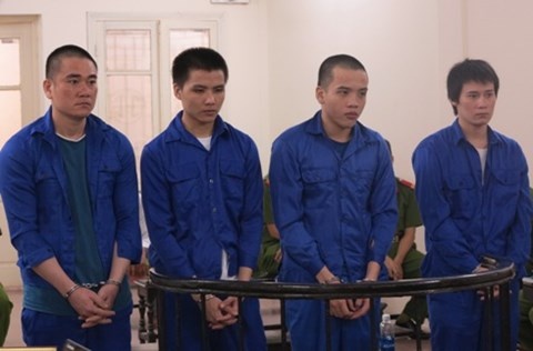 Tuyen tu hinh ca 4 bi cao trong vu van chuyen 75 banh heroin hinh anh