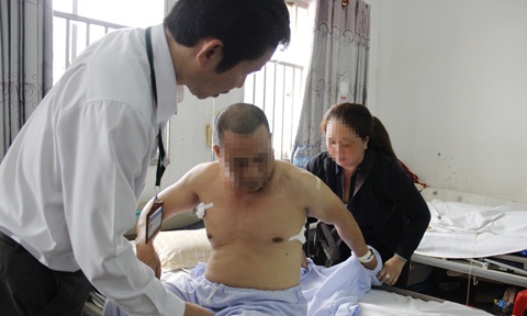 Chủ tiệm tóc bị truy sát tại bệnh viện ảnh 2 Chu tiem toc bi truy sat tai benh vien anh 2