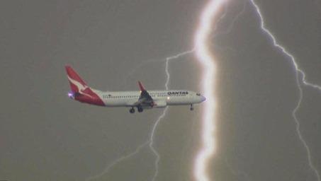 May bay B787 bi set danh khi dang ha canh Noi Bai hinh anh