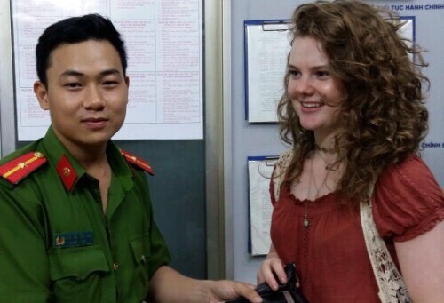 Hai thieu gia di xe SH giat tui xach nu du khach hinh anh