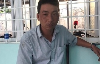 Bat ke chuyen dong vai khach hang cuop hang loat tiem vang hinh anh