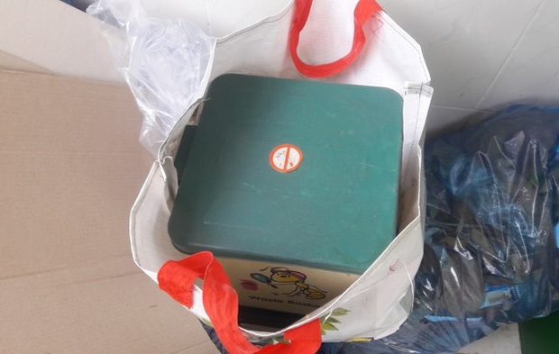 Thi the 2 be gai so sinh trong thung rac cong ty hinh anh