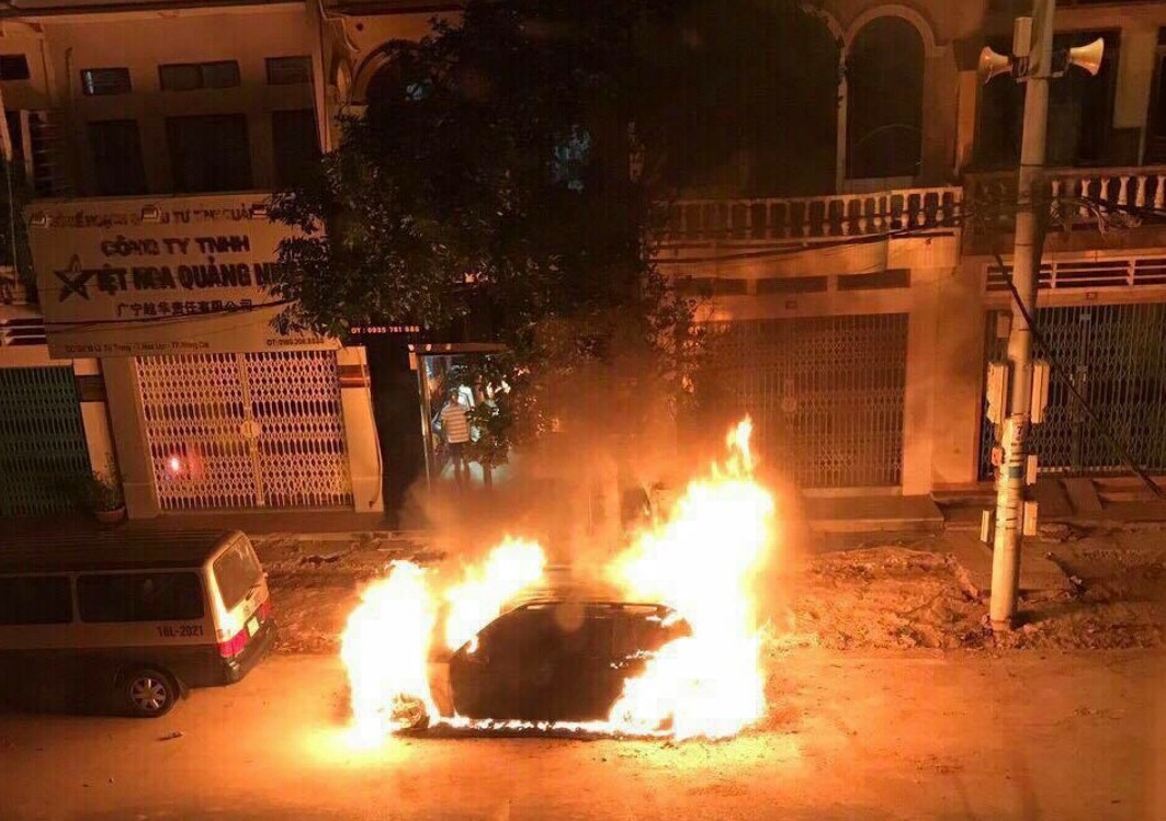 Nghi van xe Mercedes bi dot chay trong dem hinh anh