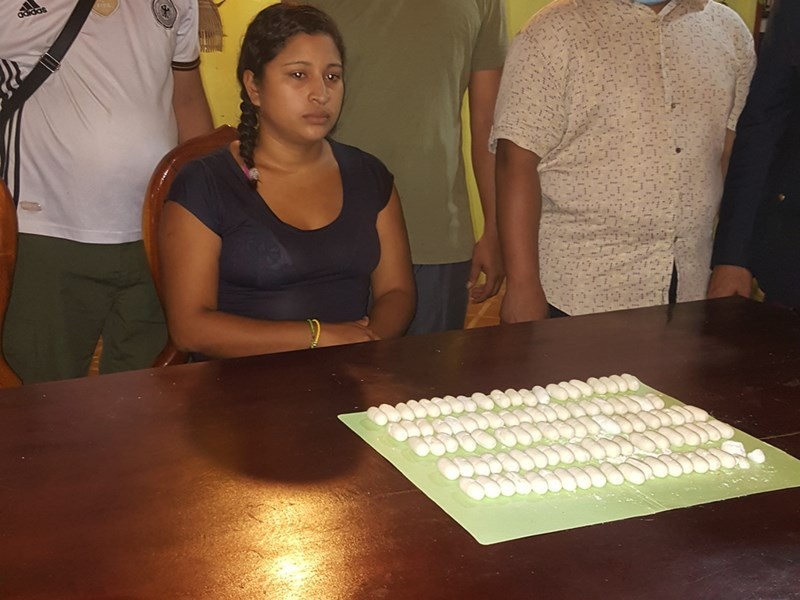 Cô gái ngoại quốc nuốt cocain vào bụng ảnh 1 Co gai ngoai quoc nuot cocain vao bung anh 1