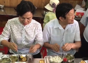 Vo chong nguyen Chu tich nuoc Truong Tan Sang an com 2.000 dong hinh anh