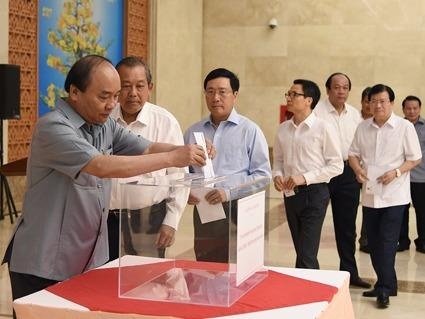 Lanh dao Chinh phu quyen gop ung ho dong bao mien Trung hinh anh