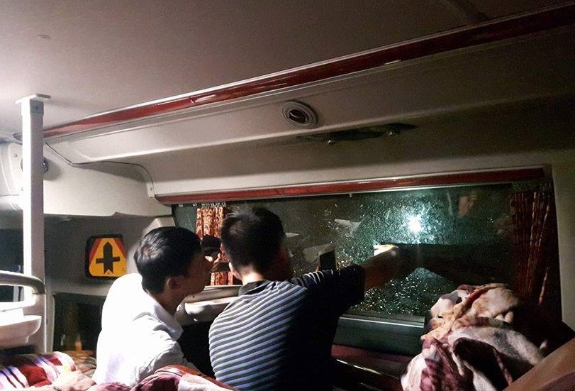 Xe khach gap nan anh 2