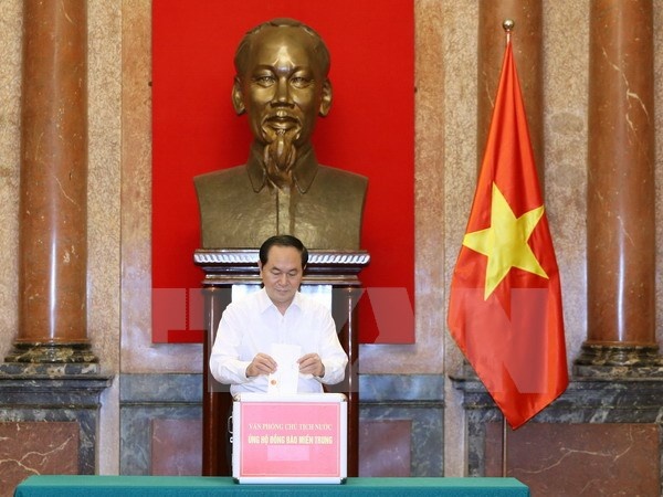 Chu tich nuoc Tran Dai Quang ung ho dong bao mien Trung hinh anh