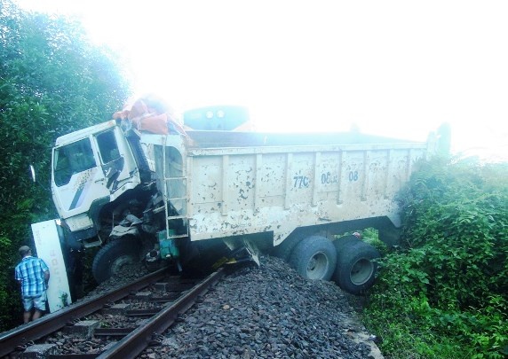 Tau lua tong xe tai, duong sat te liet gan 4 tieng hinh anh