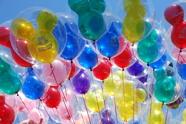 Di tiec sinh nhat, 4 nguoi bi bong phai nhap vien do bong bay phat no hinh anh