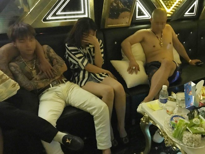 Hang chuc nam nu phe ma tuy tap the trong quan karaoke o Sai Gon hinh anh