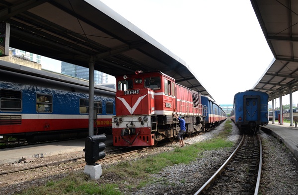 Dau gia thanh ly hang tram toa xe cu hinh anh