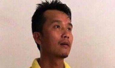 Chong om may tinh bang xem phim trong khi vo chet nam ben canh hinh anh