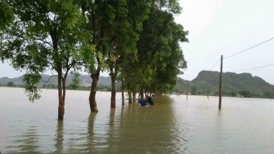 trai giam bi co lap do nuoc lu anh 1