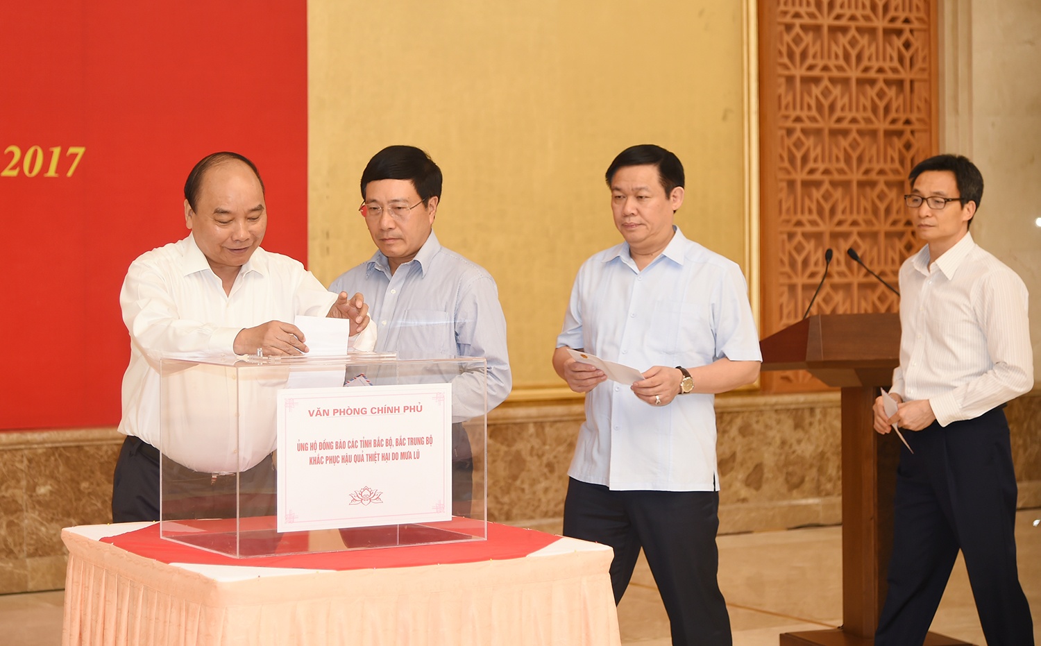 Lanh dao Chinh phu quyen gop ung ho khac phuc hau qua mua lu hinh anh