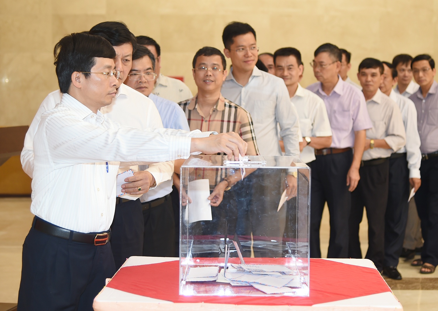 Lãnh đạo Chính phủ ủng hộ đồng bào lũ ảnh 2 Lanh dao Chinh phu ung ho dong bao lu anh 2