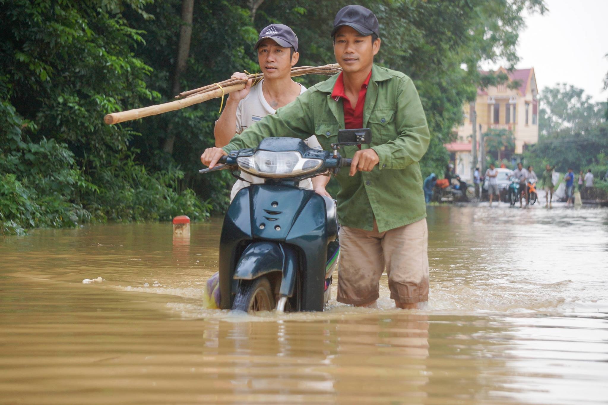 trai giam bi co lap do nuoc lu anh 2