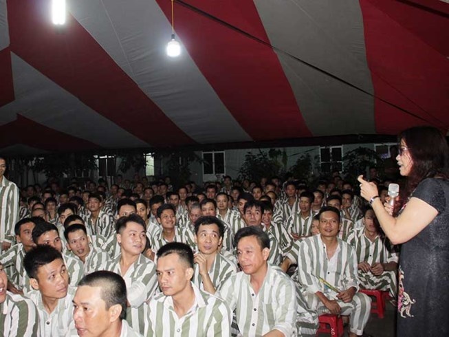 Luat su vao trai giam tu van cho pham nhan hinh anh