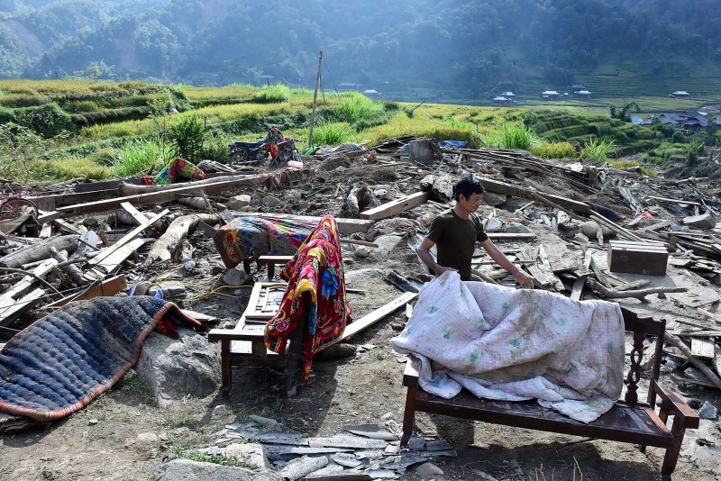 thanh nien bi lu cuon anh 2