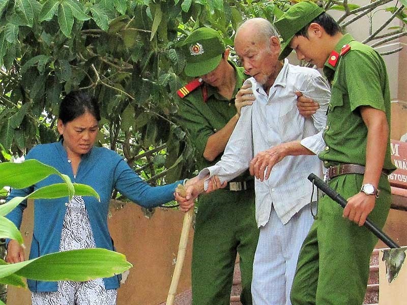 Bi kich ong cu 93 dau doc vo bang thuoc tru sau hinh anh