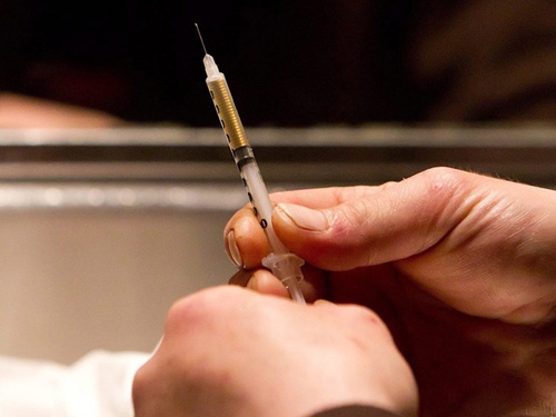 Dung kim tiem tu chich mau, doa nhiem HIV di cuop tai san hinh anh