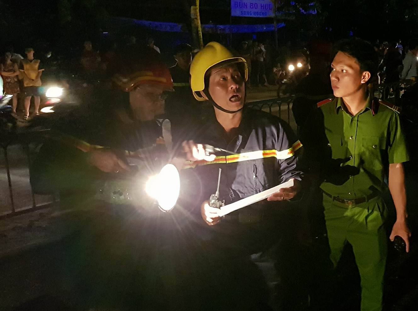 Giai cuu 7 nguoi trong quan karaoke boc chay ngun ngut o Sai Gon hinh anh