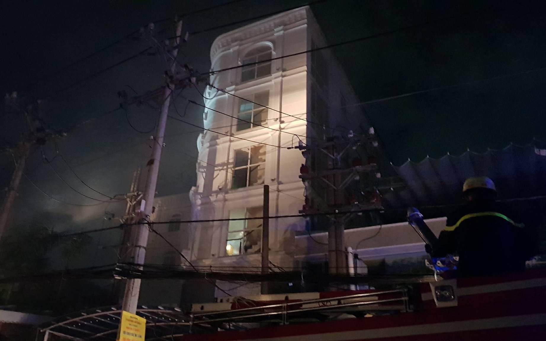 Chay nha hang karaoke anh 1