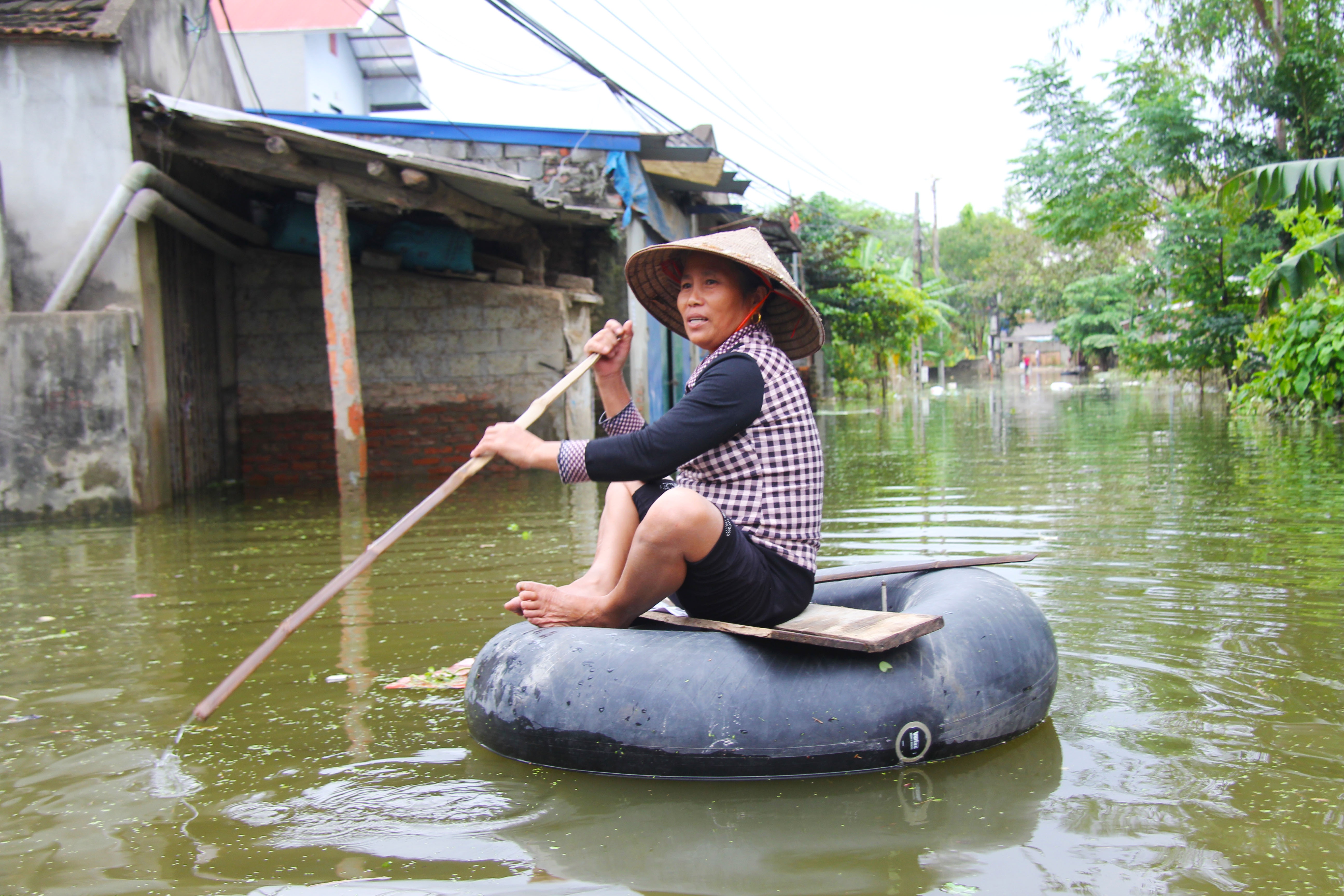 Mot tuan sau vo de, nguoi dan Chuong My cho… nuoc tu rut hinh anh