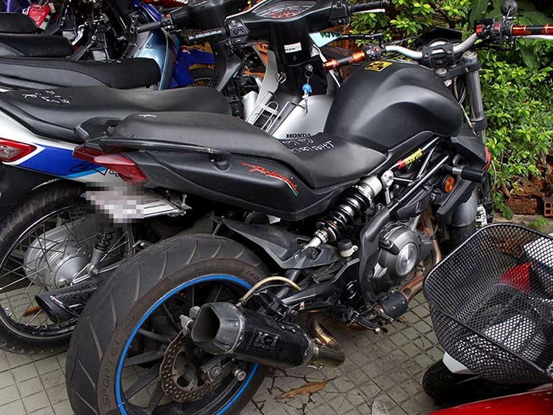 Moto khung vi pham, CSGT kho truy bat hinh anh