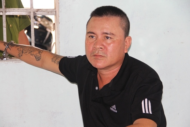 Giai cuu be trai bi nguoi tinh cua ba noi bat coc, de doa sat hai hinh anh