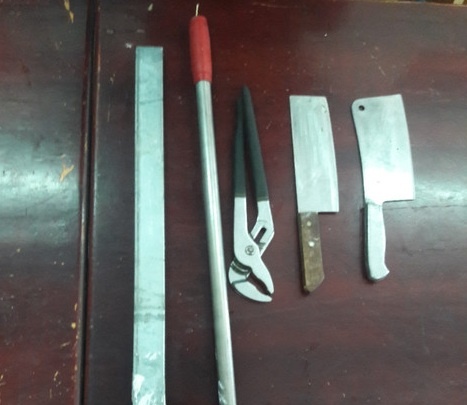 Nguoi dan ong nghi ngao da vac dao doi chem nhieu nguoi hinh anh